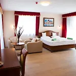 Luxury Szálloda 3*