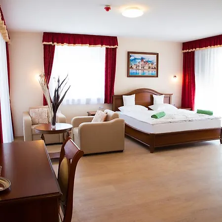 Luxury Szálloda 3*